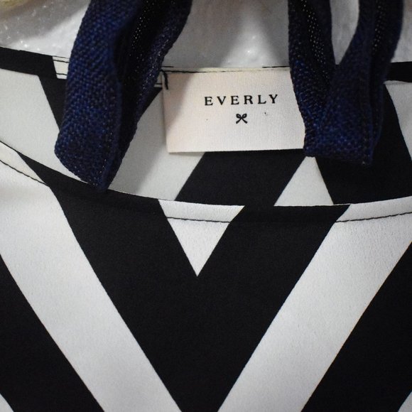 Chiffon blouse with cute button details - Picture 5 of 6